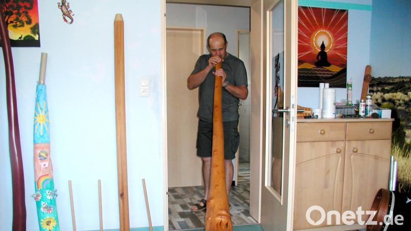 Michael Heindl aus Mehlmeisel baut seit einigen Jahren Didgeridoos aus heimischen Laubhölzern. Beim Schaffest am Sonntag, 17. September, in Brand werden einige seiner Instrumente zu hören sein.Beim Besuch von Oberpfalz-Medien präsentiert er ein besonderes Stück: Eine Erle hatte am Fuß Wucherungen. Michael Heindl entfernte die Rinde und so ergab sich ein richtiger Hingucker. Bild: ld