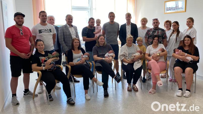 Jonas mit Mama Andrea (vordere Reihe, Dritte von links) ist das 200. Baby des Jahres im Krankenhaus Tirschenreuth. Am gleichen Tag kamen noch fünf weitere Kinder auf die Welt. Darüber freuten sich die Väter genauso wie das Team der Geburtshilfe am Krankenhaus 
Tirschenreuth, Zweiter Bürgermeister Peter Gold (Dritter von links), Landrat Roland Grillmeier (Vierter von links) und Krankenhausleiter Stephan Schumacher (Sechster von rechts). Bild: Kliniken Nordoberpfalz, Michael Reindl/exb
