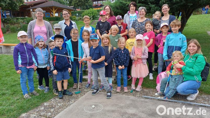 Auf Einladung der Katholischen Landvolkbewegung Leonberg erlebten 23 Kinder einen kurzweiligen Nachmittag mit Bimmelbahnfahrt und Minigolfen in Großbüchlberg. Bild: Tanja Wettinger/exb