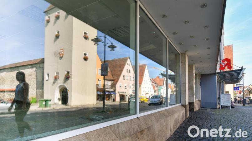 Unsere Fotografin Petra Hartl hat hier gleich zwei Leerstände eingefangen: In den Schaufensterscheiben der alten Müller-Filiale spiegelt sich auch der gegenüberliegende Stadtturm – derzeit ebenfalls ungenutzt. Bild: Petra Hartl