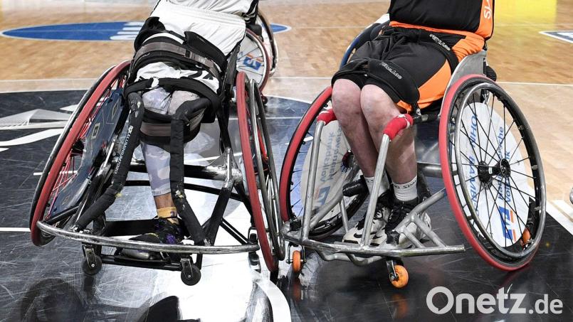 Im Rollstuhl-Basketball geht&#039;s schon mal zur Sache. Beim &quot;rollactiv-Cup&quot; in Weiden kämpfen am 23. September sechs Teams um den Sieg. Symbolbild: Michael Schwartz/dpa