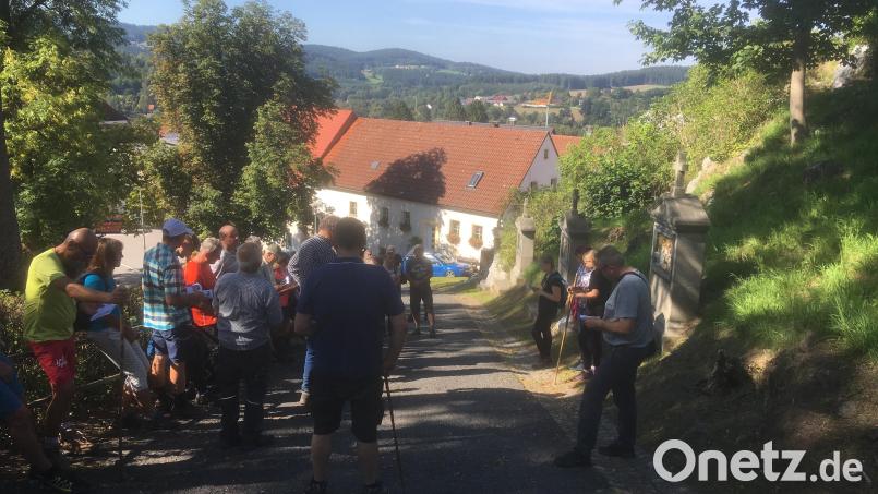Die 40 Wallfahrer aus Thanhausen beten bei ihrer Ankunft in Pleystein den Kreuzweg bis zur Kreuzbergkirche. Bild: rdh