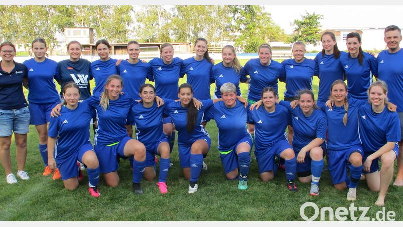 Die Frauen von FT Eintracht Schwandorf sind Kreispokalsieger. Das Bild zeigt das Team mit Trainer Andreas Zanner (rechts) und Kerstin Ernst (links), der Kreisbeauftragten Frauen- und Mädchenfußball im Kreis Cham/Schwandorf. Bild: bra