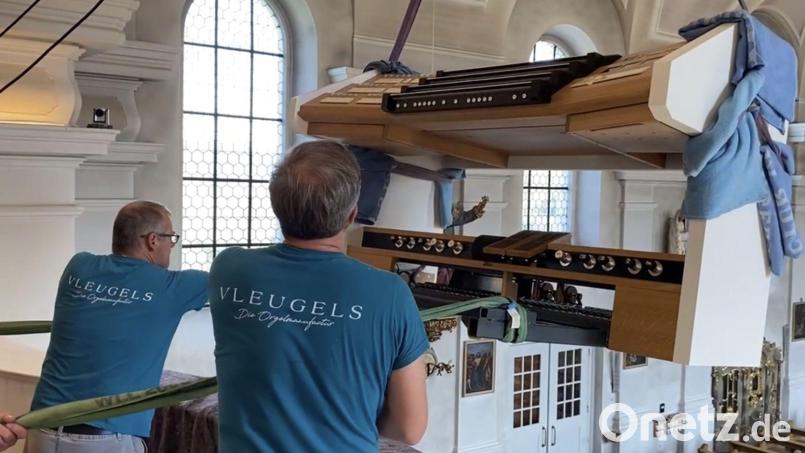 September, wird die neue Orgel in Erbendorf feierlich geweiht. In den vergangenen Tagen montierte das Team der Orgelmanufaktur Vleugels den Spieltisch. Bild: Holger Popp