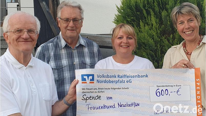 Die Vorsitzende des Katholischen Frauenbundes, Stefanie Hetz (rechts), überreichte in Anwesenheit von Stadtpfarrer Josef Häring (links) an die Leiterin der Sozialstation, Lissy Spiegel, und Geschäftsführer Rudi Kneidl einen Scheck über 600 Euro Bild: mas