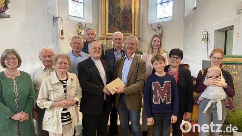 Als hätte wer an der Uhr gedreht, so schnell war die Zeit als Vertretungspfarrer wieder vergangen, so Kirchenpfleger Josef Völkl (Achter von links) zu Pater Dariusz (Fünfter von links) bei seiner Verabschiedung. Bild: cro