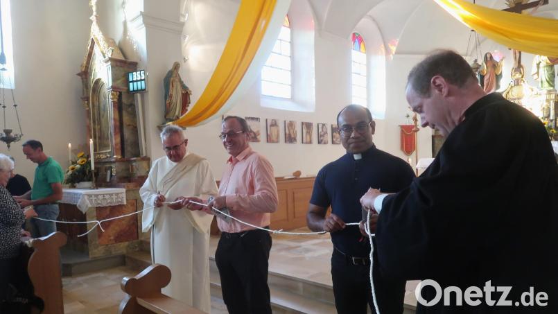 Beim Tag der Ökumene verknüpften sich die Gottesdienstbesucher symbolisch zu einer Glaubensgemeinschaft (von rechts): Pfarrer Matthias Weih, Pfarrvikar Pater Jimmy Joseph, Lektor Reinhard Bauer, Diakon Dieter Gerstacker und Kirchenpfleger Thomas Pröls. Bild: rha