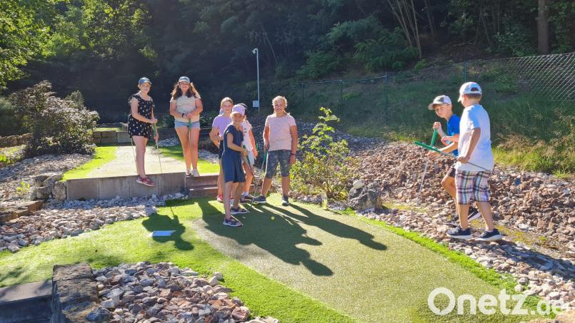 Eine Mädchengruppe in Aktion beim Golf. Bild: Peter Mauritz/exb