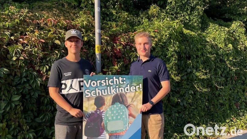 Die JU Schönsee hängt in Schönsee Schulwegplakate auf. Bild: Scharnagl/exb