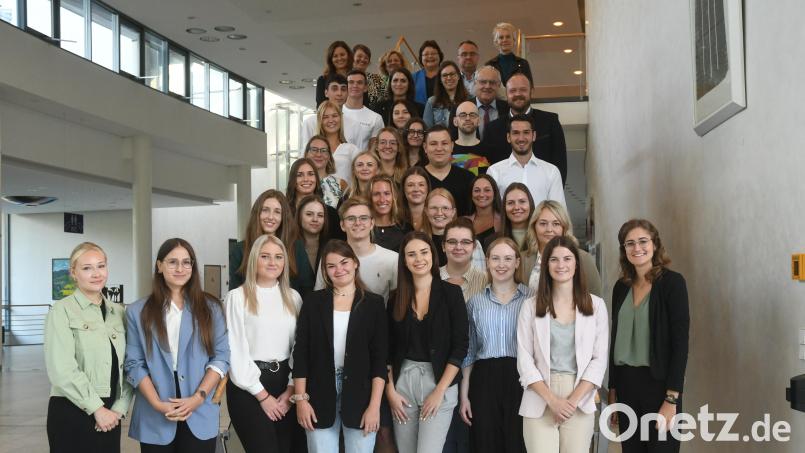 Insgesamt 32 junge Frauen und Männer haben am Montag den offiziellen Amtseid als angehende Lehramtsanwärterabgelegt. Bild: Gabi Schönberger
