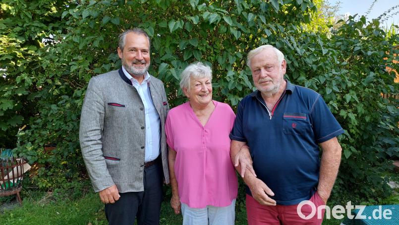 Bürgermeister Frank Zeitler gratuliert Brigitte und Bernd Gollwitzer nachträglich zur Diamantenen Hochzeit. Bild: jua