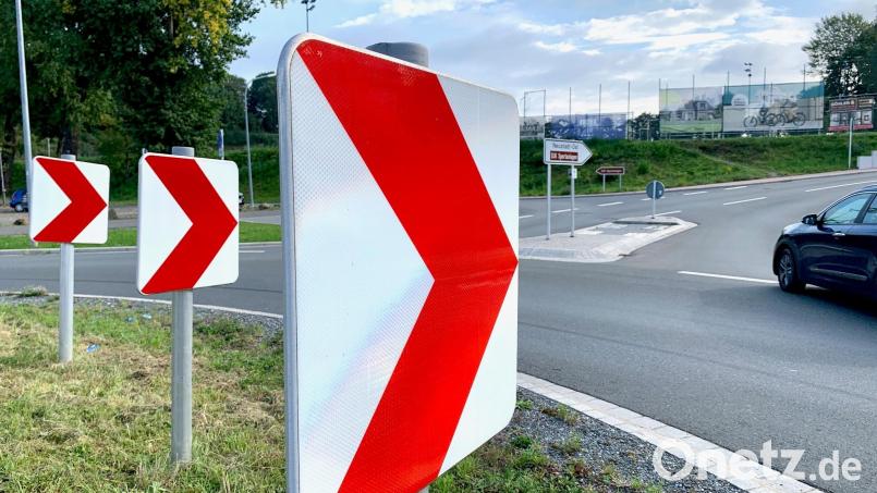 Im Kreisverkehr fährt man rechts rum. Diese Schilder in Neustadt/WN machen es deutlich. Manch einer hält sie für völlig überflüssig. Bild: Gabi Schönberger