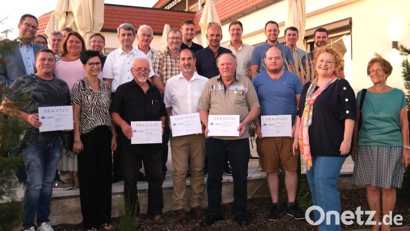 Die Metallinnung Schwandorf wählt einen neuen Vorstand und ehrt langjährige Mitglieder. Bild: Hirsch/exb