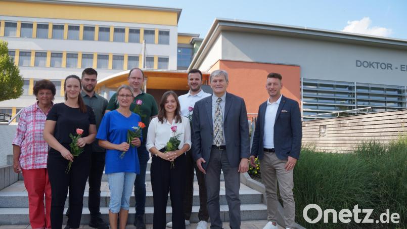 Konrektor Christian Schreiner und Rektor Werner Winderl (von rechts) freuen sich über die neuen Lehrkräfte, die in diesem Schuljahr an der Mittelschule unterrichten: (von rechts) Florian Zach, Elisabeth Prem, Florian Dickerhof, Iwona Fijolek, Paul Kißwetter, Julia Lampl und Elfriede Weiß. Bild: Weiß/exb