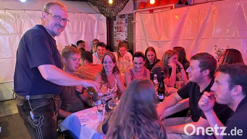 FFW-Vorsitzender Reinhard Wiesent bewirtet die Gäste aus dem gesamten Umland mit Weinen aus Dackenheim. Bild: dob