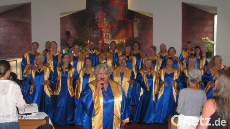 Vorerst zum letzten Mal begeistert der Gospelchor "Hope and Joy" unter Leitung von Remona Fink (vorne) die Gottesdienstbesucher in St. Markus in Weiden. Bild: sei
