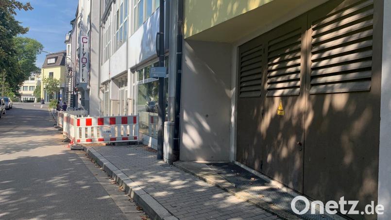 Die Absperrung neben der braunen Trafostation zeigt es an: In der Straße &quot;Am Parkplatz&quot; in den Naabwiesen ist das Stromnetz defekt. Von dort aus soll das Netz im gesamten Umgriff zwischen Ringstraße und Pfarrplatz untersucht werden. Damit sind die nächsten Innenstadt-Baustellen vorprogrammiert. Bild: Gabi Schönberger