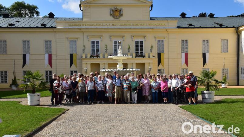 Die Teilnehmenden der Informationsfahrt vor Schloss Metternich. Es wurde 2008 mit dem Europäischen Kulturerbe-Siegel ausgezeichnet. Auch für die Zisterzienser-Klosterlandschaften wird das Prädikat angestrebt. Bild: Martina Zanner/exb