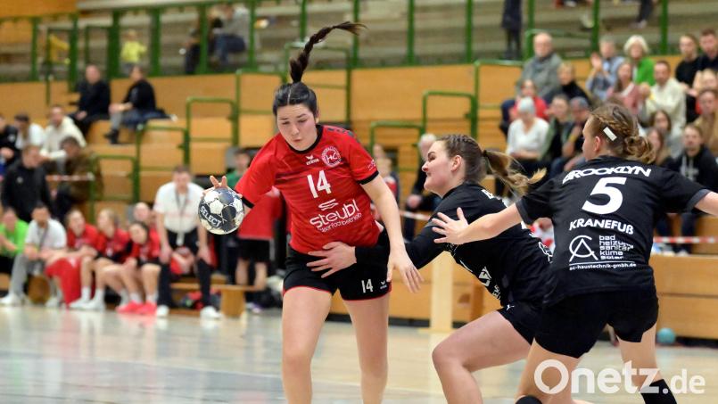 Paula Eckert (links) vom HC Sulzbach-Rosenberg in Aktion. Die Landesliga-Handballerinnen starten mit einem Auswärtsspiel in Erlangen-Bruck in die neue Saison. Bild: Hubert Ziegler