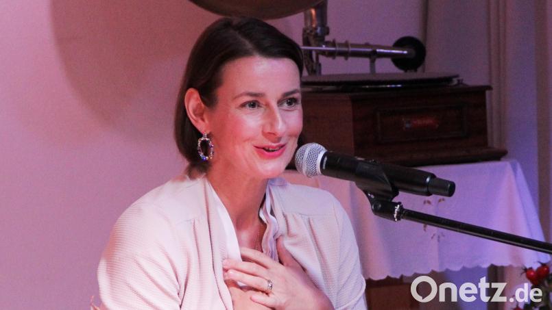 Annett Renneberg verzaubert ihr Publikum in der Kulturscheune Elbart. Bild: Gerhard Krones
