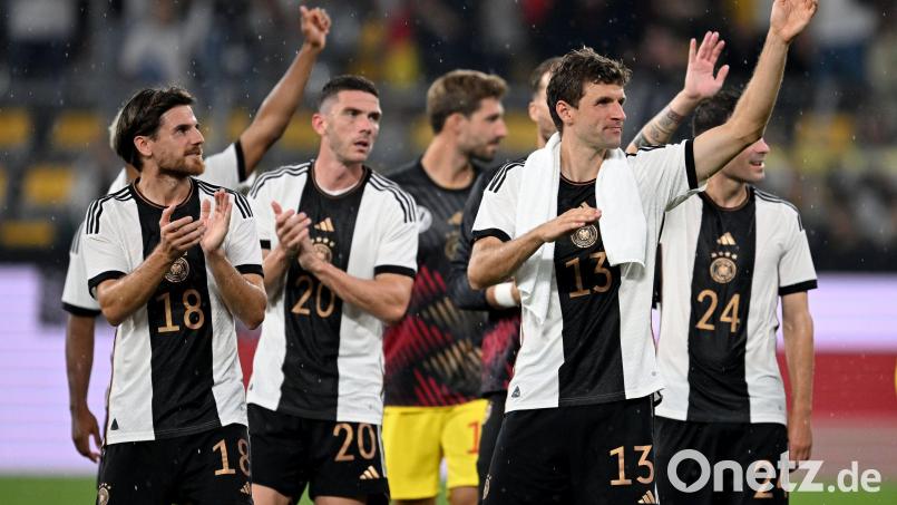 Die deutschen Nationalspieler bedanken sich nach dem 2:1-Sieg gegen Frankreich bei den Fans für die Unterstützung. Bild: David Inderlied