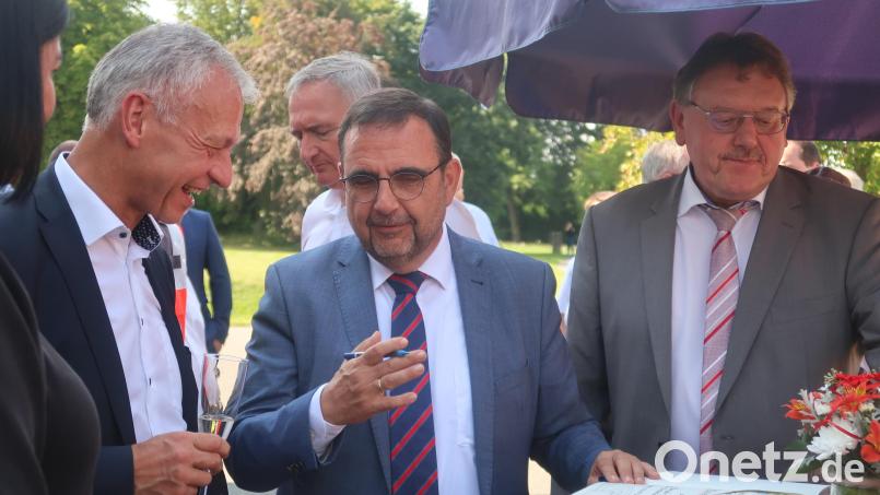 Gesundheitsminister Klaus Holetschek (Mitte) im Gespräch mit dem Vilsecker Bürgermeister Hans-Martin Schertl (rechts) und dessen Stellvertreter Thorsten Grädler (links). Bild: Rosi Hasenstab