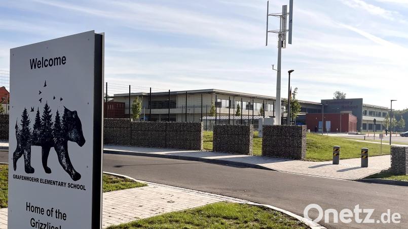 Home of the Grizzlies ist am Eingangsschild der neuen US-Grundschule zu lesen. Ein vertikales Windrad weist auch das Nachhaltigkeits- und Umweltkonzept der Schule hin. Bild: mor