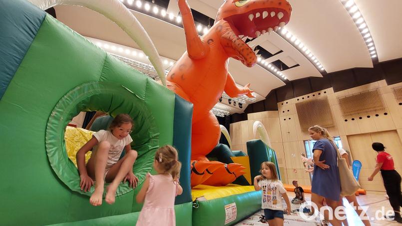 Dem Dino gerade noch entkommen. Die Max-Reger-Halle war ein Kinderspielplatz. Bild: Kunz