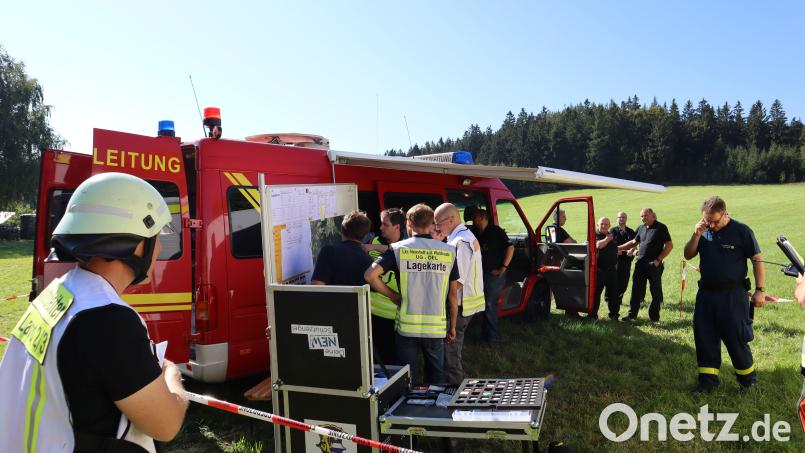 Der Örtliche Einsatzleiters (ÖEL) trifft bei der Katastrophenschutzübung &quot;Inferno 909&quot; am Fahrenberg ein und gibt eine Einweisung der Lage. Bild: KBM Alexander Kleber, Kreisbrandinspektion Neustadt/WN