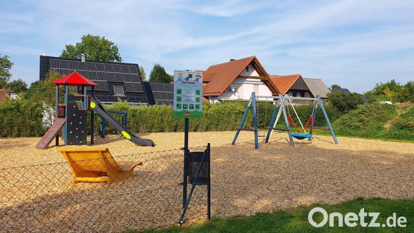 Schaukel, Rutschturm und eine Seilbahn sind auf dem neuen Spielplatz in Dietersdorf zu finden. Die Anwohner hatten die Anlage in Eigenleistung gestaltet. Bild: Lowak