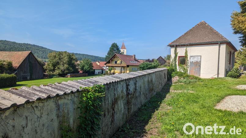 Die Friedhofsmauer in Altendorf gilt laut einem Gutachten nicht mehr als standsicher. Das beeinflusst auch die Arbeiten am Vorplatz des Leichenhauses (rechts im Bild). Bild: wrl