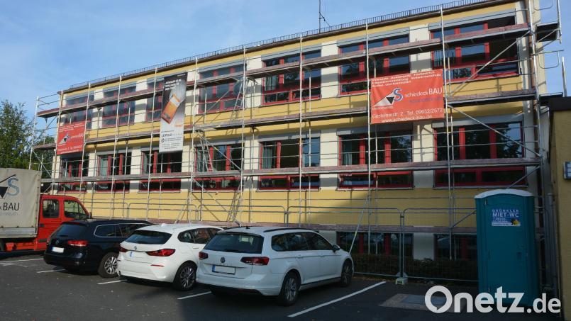 Derzeit laufen noch Arbeiten an der Fassade der Grundschule Pechbrunn. Dabei erhält das Gebäude auch einen neuen Anstrich. Bis Ende kommender Woche sollen die Arbeiten abgeschlossen sein. Bild: jr