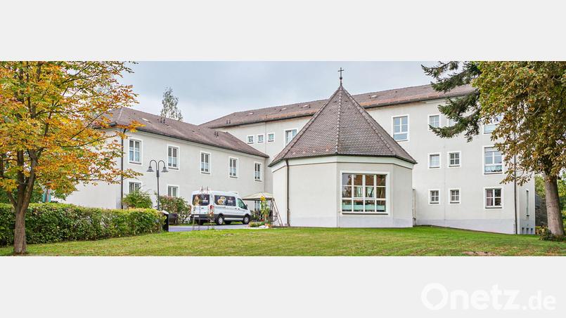 Das BRK-Seniorenheim in Vilseck soll einem Neubau weichen. Diese frohe Botschaft präsentiert BRK-Kreisgeschäftsführer Sebastian Schaller den Stadträten. Bild: Delf Dudlitz/exb