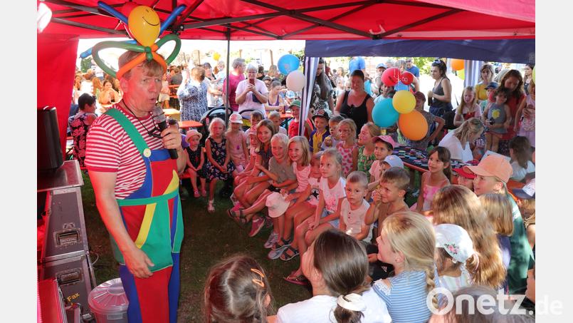 Mit Tricks und Späßen am laufenden Band bescherte der Zauberclown Fabellini den Kindern eine unterhaltsame Stunde. Bild: eraa