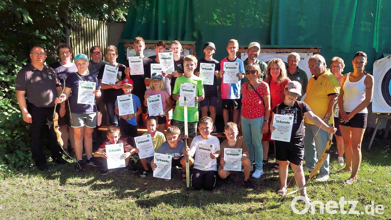 Viel Spaß gab es beim Ferienprogramm des Schützenvereins Frauenreuth. Nicht fehlen durfte ein Erinnerungsfoto mit Vorsitzendem Wolfgang Schlicht (links) und den Helfern. Bild: bsc/exb