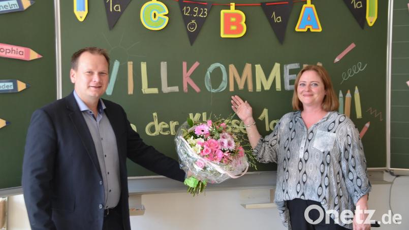 Mit Blumen hieß Bürgermeister Christian Porsch die neue Schulrektorin Iris Sebald an der Schule willkommen. Bild: ak