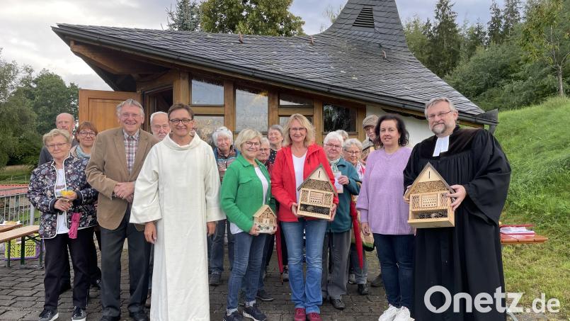 Mit den überreichten Insektenhotels stellten sich Pastoralreferent Richard Cholewa, Marga und Anton Lindner, Regina Schrembs, Sonja Schwemmer und Dekan Markus Rausch zusammen mit den Gläubigen zu einem Erinnerungsfoto auf. Bild: Manfred Vetterl/exb