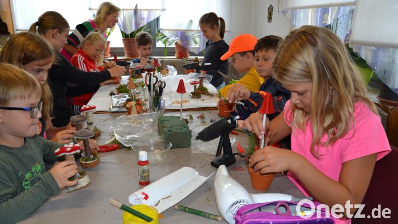 Eifrig sind die Kinder beim Basteln unter der Leitung von Angela Putzer dabei und zeigen am Ende stolz ihre Werke. Bild: gi