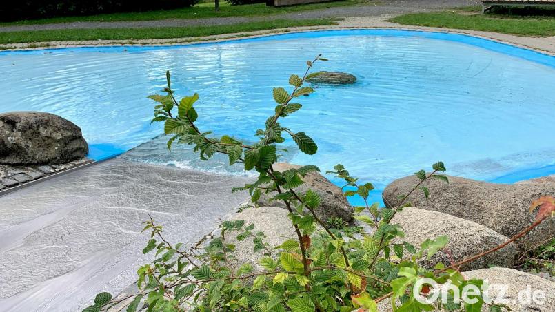 Noch kann in der Freizeitanlage Neustadt/WN nach Herzenslust gebadet werden. Die Rutsche ins Plantschbecken steht parat. Bild: Gabi Schönberger