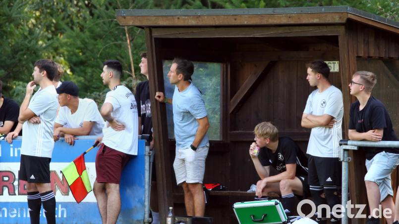Eine trainerlose Kemnather Bank: Wie hier beim Derby am vergangenen Sonntag beim SV Immenreuth fehlt der gesperrte Trainer Marc Hemminger, sein Vertreter Tobias Gradl agiert als Spielertrainer vom Feld aus. Bild: Dieter Jäschke