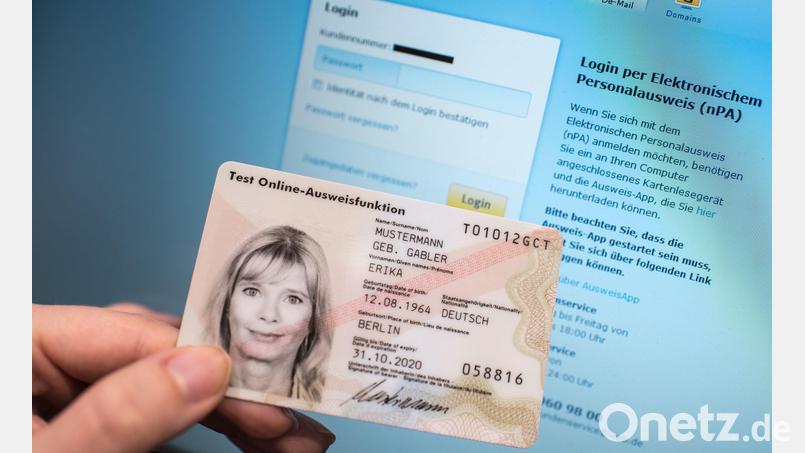 Wer online einen Antrag stellen möchte, braucht für Verfahren, bei denen die Identität nachgewiesen muss, spezielle Zertifikate oder den Online-Ausweis. Symbolbild: Ole Spata/dpa