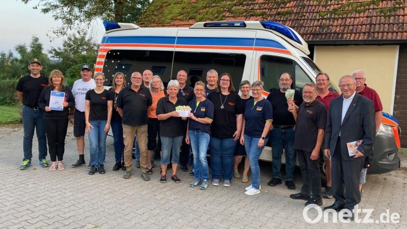 Das Team des Motorradgottesdiensts mit den Empfängern der Spenden und Pater Edward (Zweiter von rechts). Bild: Kormann/exb