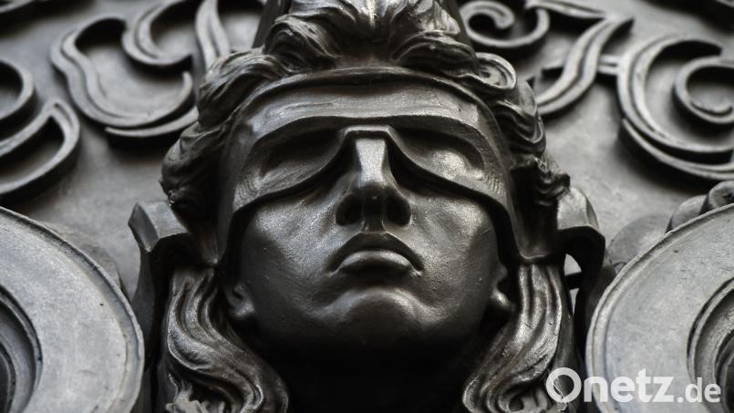 Der Bürgermeister war angeklagt, weil er zwei Beschäftigte der Stadt höhergruppiert hatte. Symbolbild: Sonja Wurtscheid/dpa