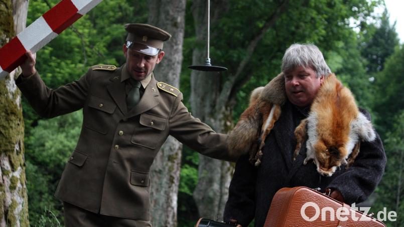 Schauspieler Marek Velebný (rechts) als glücklicher Flüchtling und sein falscher Schleuser. Das Projekt &quot;Fingierte Grenzen: Auf den Spuren der Aktion Kámen&quot; des Ovigo-Theaters wurde vom Bayerischen Kulturfonds gefördert. Bild: Ovigo-Theater/Florian Wein/exb
