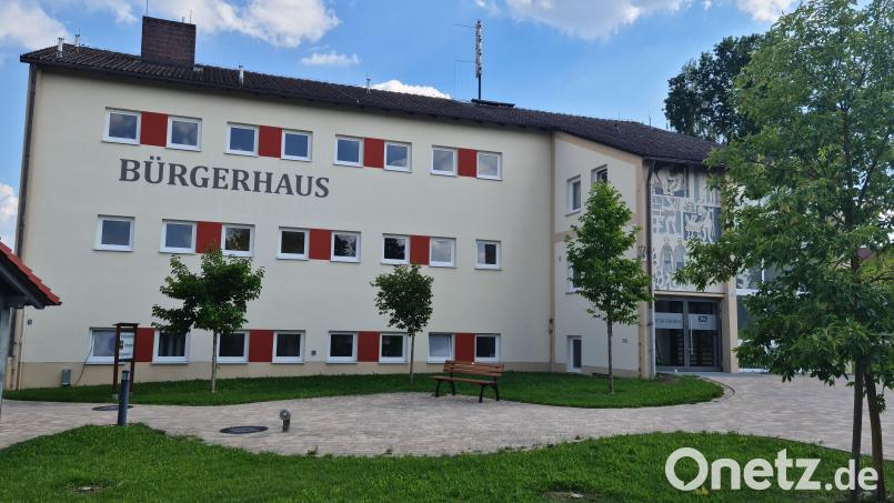 Verwaltungsgemeinschaftskämmerer Michael Eisner bescheinigt der Gemeinde Schlammersdorf eine solide Finanzlage. Angesichts einiger Projekte mussten dennoch Schulden aufgenommen werden. Bild: sne