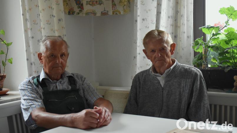 Alfons und Albert Bitterer (von links) sitzen am Tisch in ihrer Stube, wo uralte Möbel aus Großmutters Zeiten Gemütlichkeit verbreiten. Die Brüder erzählen von ihrem Leben auf der Unteren Kellermühle, die sie nie weit verlassen haben. Bild: ubb
