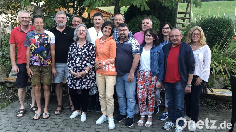 Die Geehrten der Skivereinigung (von links): Bernhard Demel, Anton Graml, Andreas Leitl, Peter Dirmeier, Marita Ruschmeier, Helmut Grundler, Sabine Lehmann, Norbert Pirner, Anton Lehmann, Max Gebhardt, Elfriede Eckl, Beatrix Schwab, Klaus Richter und Vorsitzende Eveline Süß. Bild: Angelika Weigl, SVA/exb