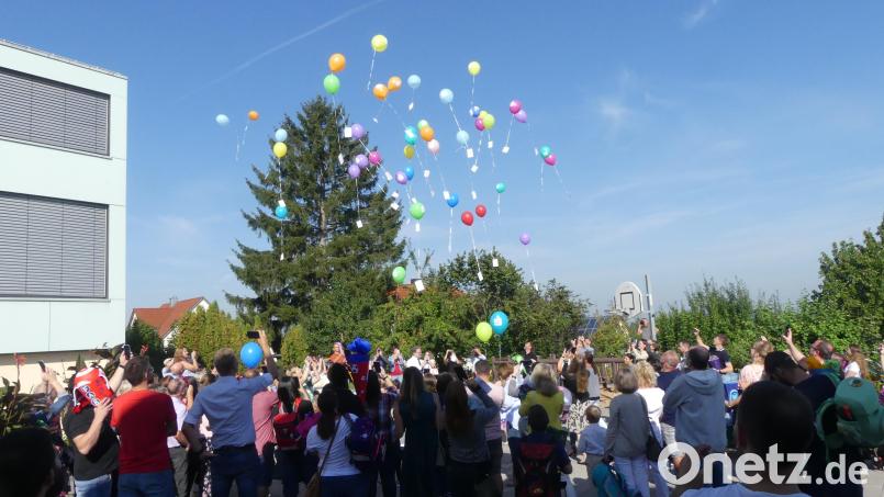 Vor großer Zuschauerkulisse schwebten 42 Luftballons gen Himmel. Bild: rn
