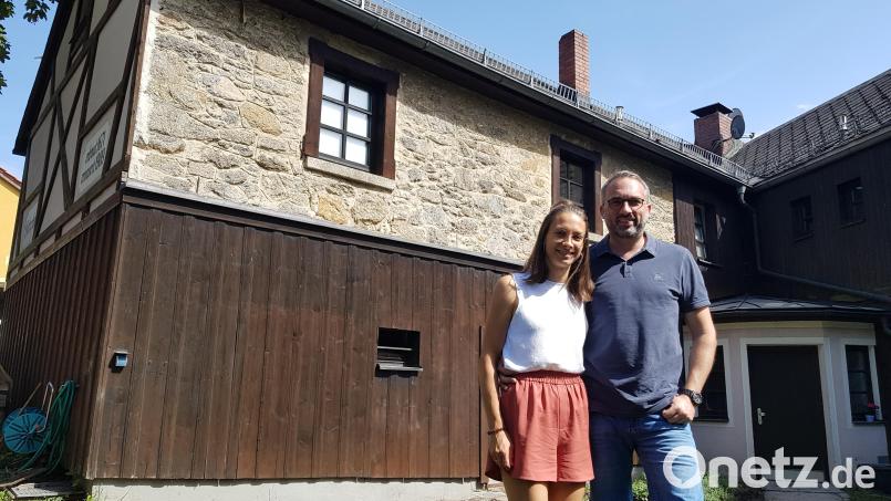 Elisabeth und Sebastian Vogel eröffnen am Kindergartenweg in Falkenberg eine neue Zoiglstube. Die Wirtschaft wird aus zwei Stuben im Erdgeschoss des früheren Bauernhauses bestehen. Bild: Benkhardt