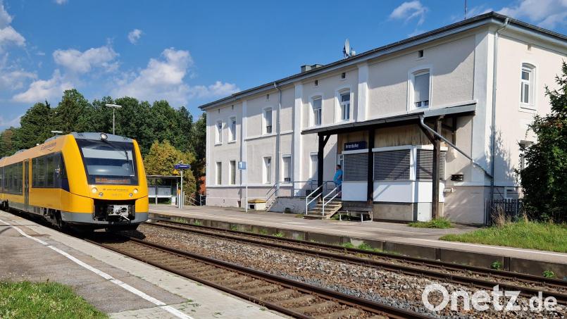 Die Bahnstrecke, die vom Bahnhof Irrenlohe (Foto) nach Weiden und weiter führt, ist vor 160 Jahren eröffnet worden. Es war eigentlich nur eine Zweiglinie. Die Hauptlinie führte vorher schon seit einigen Jahren von Schwandorf über Irrenlohe nach Amberg und Nürnberg. Bild: Thomas Dobler
